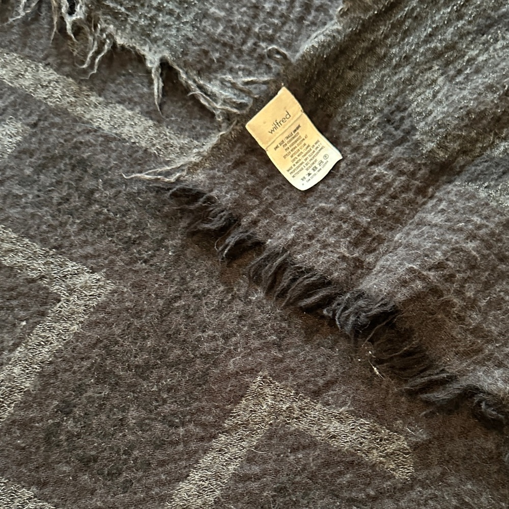***Wilfred Black Geometric Blanket scarf - Picture 7 of 9